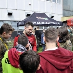 Patryk „Rojo” Rojewski podpisuje Fanom autografy