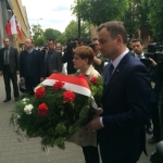 Prezydent elekt Andtzrej Duda skąłda kwiaty