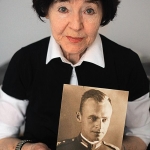 Zofia Pilecka z portretem ojca rmt. Witolda Pileckiego