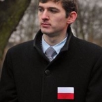 Grzegorz Nieradka w płaszczu