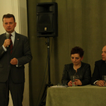 Mariusz Błaszczak przemawia w Otwocku podczas spotkania wyborczego