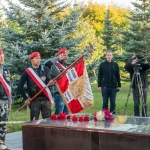 Sztandar Rajdu Katynskiego pochylony nad mogiłą