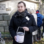 Kwesta na cmentarzu Rakowickim w Krakowie - fot. Jan Lorek