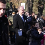 Minister Wojciech Kolarski kwestuje na cmentarzu Rakowickim - fot. Jan Lorek