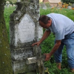 Paweł Kukiz na cmentarzu kresowym przy grobowcu Franciszka Kukiza