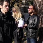 Stan Borys i Ana Meleydy kwestują na cmentarzu Rakowickim - fot. Jan Lorek