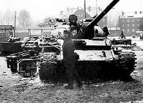 16.12.1981, Katowice. Stan wojenny - pacyfikacja strajku w kopalni "Wujek". Fot. NN, zbiory Orodka KARTA [stan wojenny, strajki, represje, ofiary miertelne, górnicy, kopalnia, KWK "Wujek", ZOMO, milicja, wojsko, akcje protestacyjne]