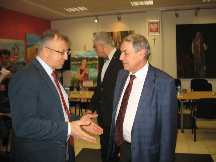 Poseł Józef Brynkus udziela reprymendy dyrektorowi Sawickiemu (fot. Rajmund Pollak)