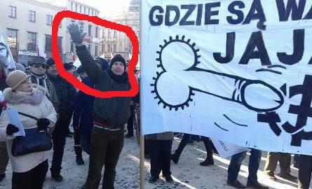 pracownik Centrum Kultury w Lublinie, Szymon Pietrasiewicz, „hajlując” trzyma obsceniczny transparent