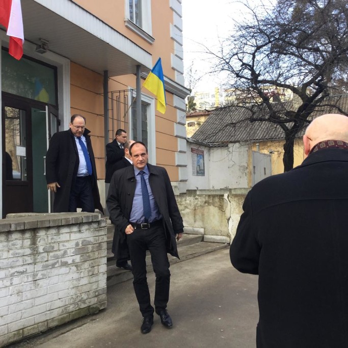 Paweł Kukiz wychodzi z konsulatu we Lwowie
