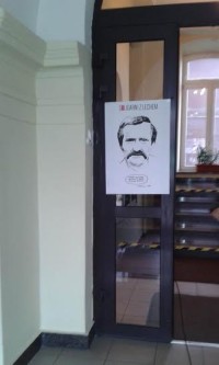 Plakat Solidarni z Lechem w UM Wadowice na drzwiach