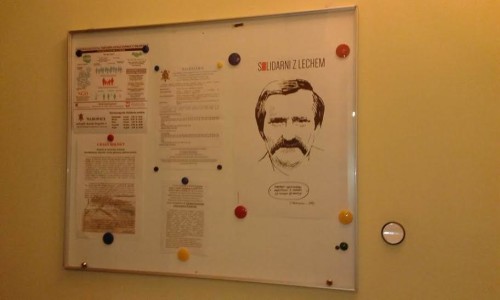 Plakat Solidarni z Lechem w UM Wadowice na tablicy ogłoszeń