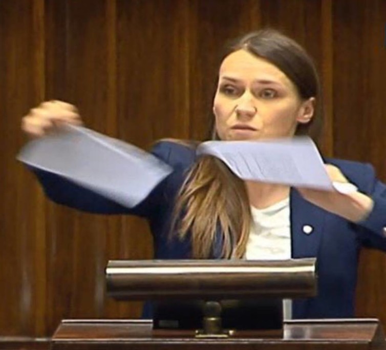 Wściekła posłanka Pomaska drze na mównicy sejmowej projekt uchwały o suwerenności RP.