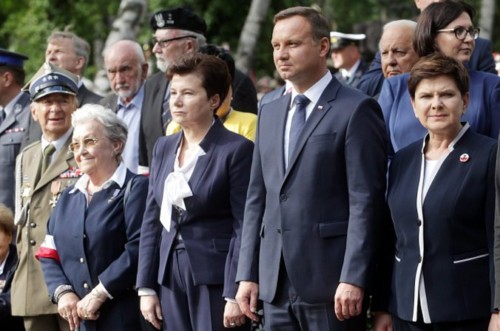 Godzina W przed pomnikiem Gloria Victis w Warszawie