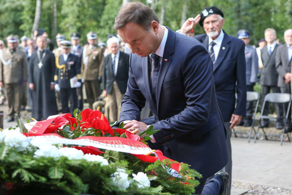Prezydent RP Andrzej Duda oddaje hołd przed pomnikiem Gloria Victis