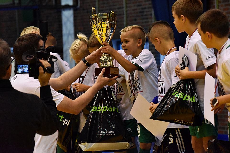 wreczenie-pucharu-druzynie-znicza-pruszkow-w-turnieju-o-puchar-szefa-bbn