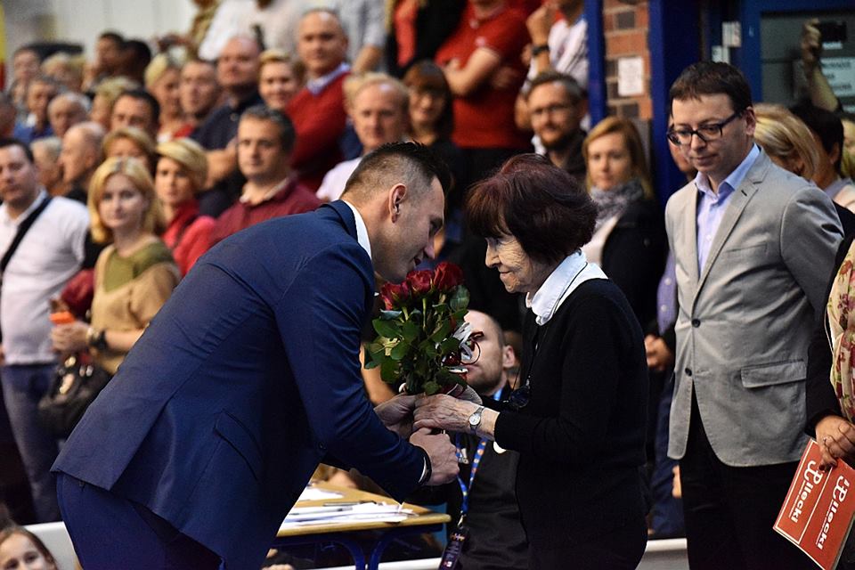 zofia-optulowicz-pilecka-uhonorowana-kwiatami-na-turnieju-pilkarskim-wojownikow-rotmistrza-pielckiego-o-puchar-szefa-bbn