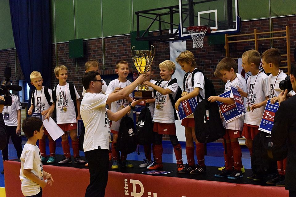 zwycieska-druzyna-znicza-pruszkow-odbiera-puchar-szefa-bbn