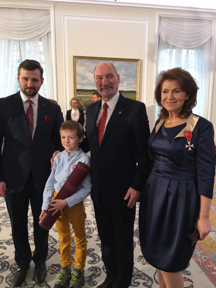 halina-frackowiak-z-synem-filipem-wnukiem-frankiem-minister-mon-antoni-macierewicz-ktory-wnioskowal-o-awans-generalski