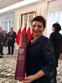 malgorzata-kupiszewska-z-aktem-nadania-stopnia-generalskiego-plk-ryszardowi-kuklinskiemu