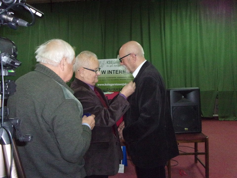 wlodzimierz-woloszynski-prezes-stowarzyszenia-dzieci-wojny-w-polsce-odznaczyl-pana-stanislawa-srokowskiego-blekitnym-krzyzem-zaslugi