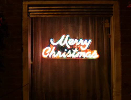 Magia Światła: Jak wybrać idealną firanę świąteczną