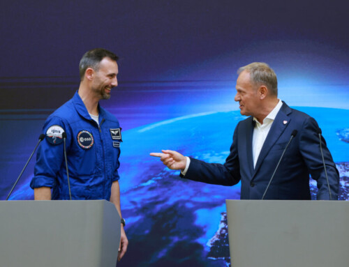 Mamy to! Od deficytu po gwiazdy. Tusk buduje centrum satelitarne na kredyt z Marsa