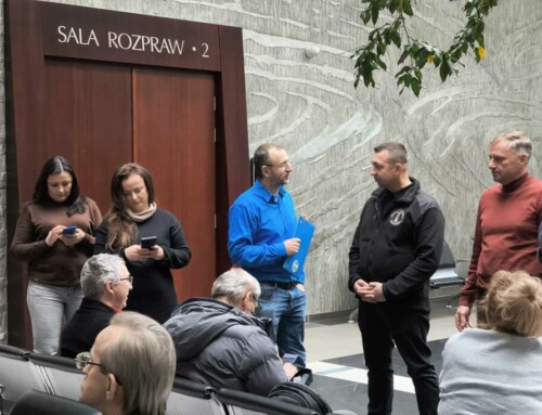 Dom z&nbsp;kominkiem to&nbsp;„zakład”? Krakowski sąd odroczył wyrok