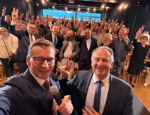 Morawiecki między marginalizacją a&nbsp;politycznym powrotem. Tusk zaciera ręce