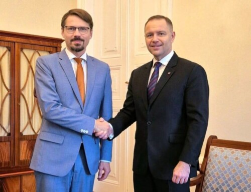 „Lex szarlatan” – oddolny apel czy&nbsp;farmaceutyczna reżyserka? Metadane prowadzą do&nbsp;Biura RPP