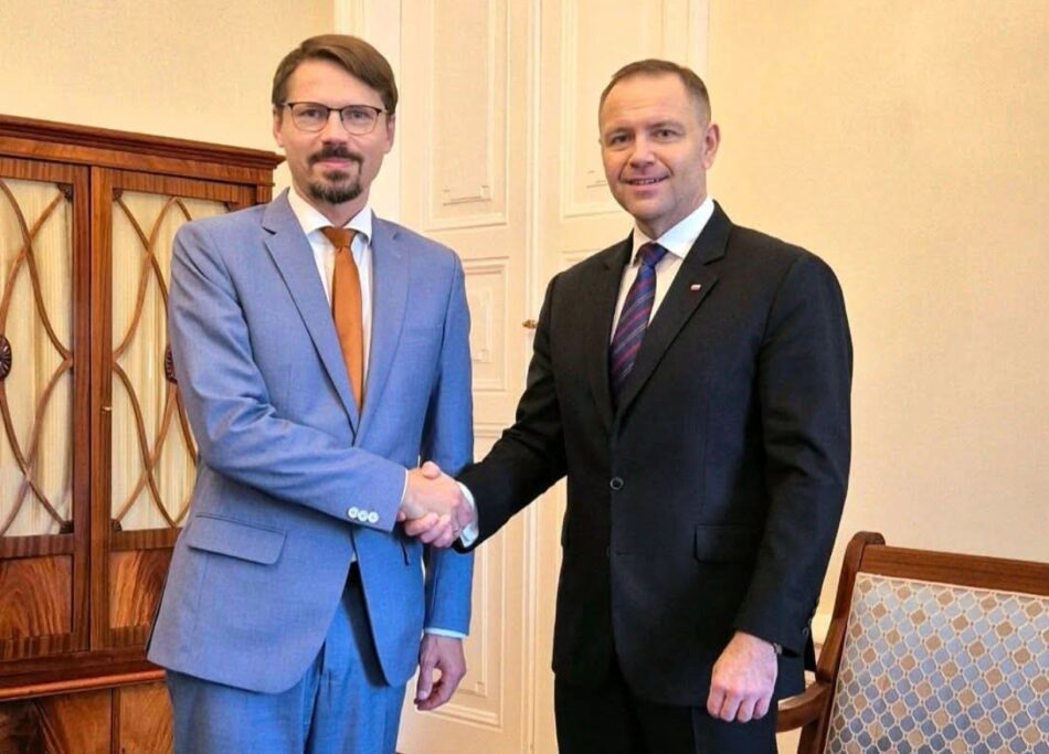 „Lex szarlatan” – oddolny apel czy farmaceutyczna reżyserka? Metadane prowadzą do Biura RPP