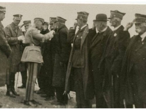 Piłsudski oddawał honory powstańcom. III RP&nbsp;wypłaca miliardy byłym esbekom