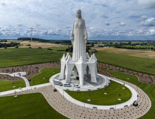Nie&nbsp;wstydźmy się własnych korzeni. Chrześcijańska Polska i&nbsp;spór o&nbsp;pomnik