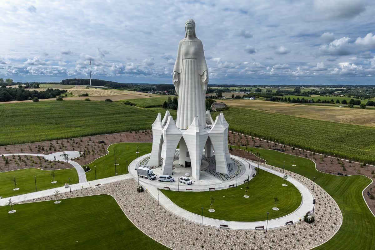 Nie wstydźmy się własnych korzeni. Chrześcijańska Polska i spór o pomnik