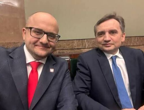 „PISBOT” zamiast Tuska bije w&nbsp;Morawieckiego. Locha Plus i&nbsp;Koryto Plus – czy&nbsp;prawica sama się zaora?