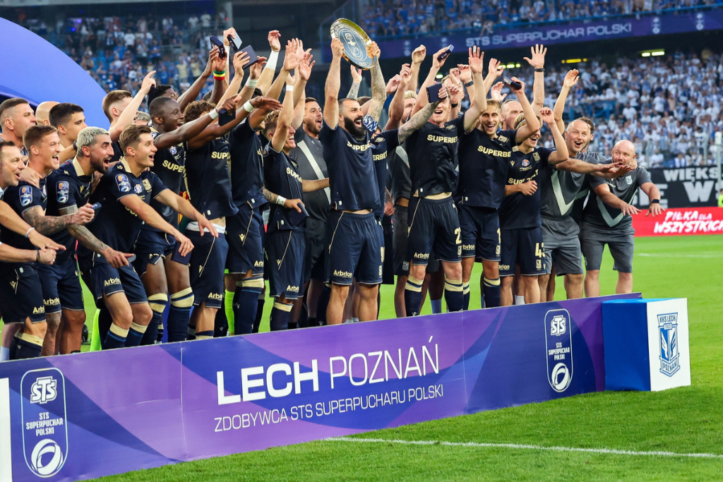 Lech Poznań i te koszulki z „Super” – o co chodzi?