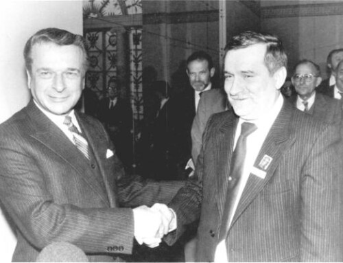 Wałęsa odpowiada Korwinowi. Problem w&nbsp;tym, że&nbsp;dokumenty nie&nbsp;chcą się zgodzić z&nbsp;jego wersją historii