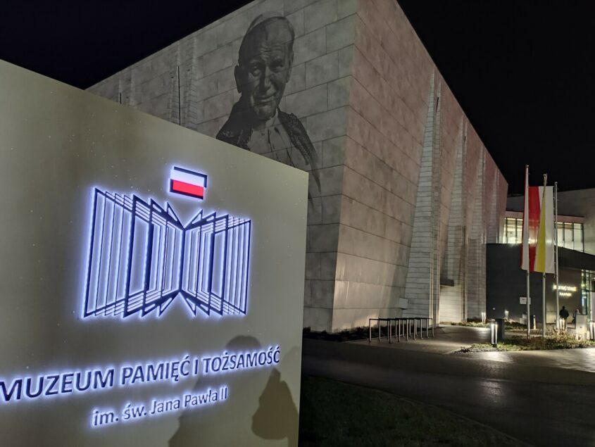 PILNY KOMUNIKAT. Wspólnie bronimy Muzeum „Pamięć i Tożsamość” im. św. Jana Pawła II