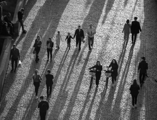 Zawieszeni w&nbsp;próżni. Dlaczego rynek pracy wciąż boi się pokolenia 50+?