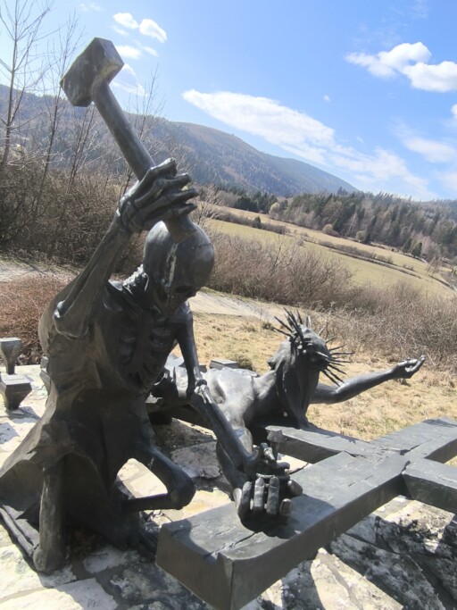 Krzyż zostaje położony. Położony jak coś, co ma zostać na miejscu. Człowiek zostaje położony razem z nim, jakby obaj - on i krzyż - mieli teraz stać się jednym