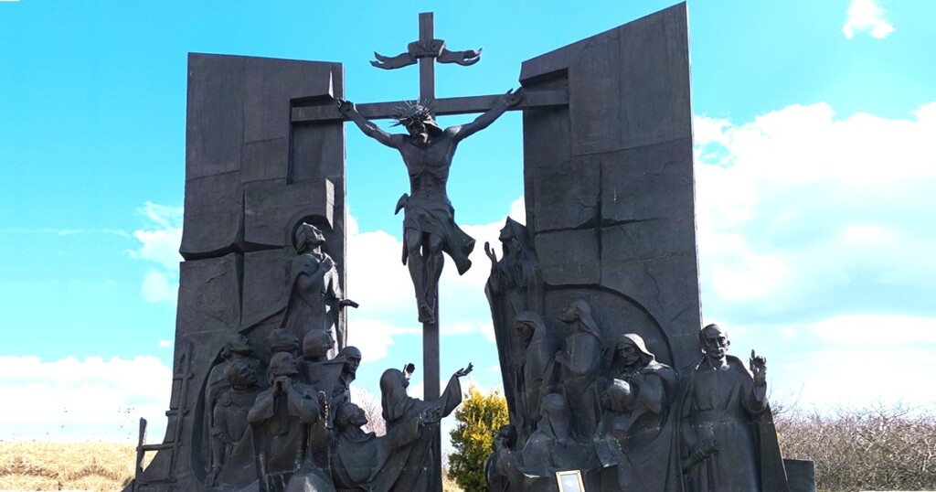 Ciało jest napięte, uniesione, rozciągnięte pomiędzy ziemią a niebem.