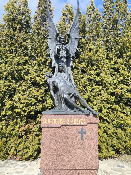 Człowiek już nie wisi. Krzyż oddaje to, co jeszcze przed chwilą było na nim rozciągnięte pomiędzy ziemią a niebem. Ciało zostaje zdjęte - powoli, ostrożnie, jakby każdy ruch mógł jeszcze coś naruszyć, choć wszystko już się dokonało.