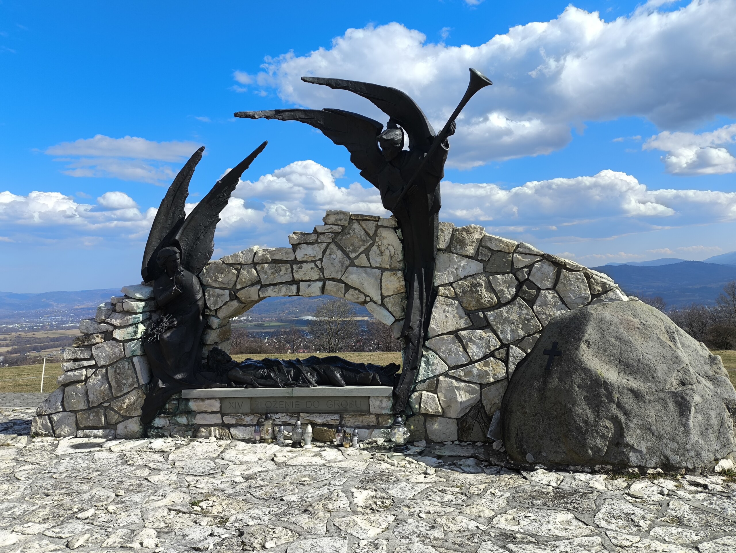 Ciało spoczywa w cieniu. Spokojne. Dopełnione. Nie jako pokonane. Nie jako porzucone. Jako takie, które przeszło drogę do końca i niczego już nie musi