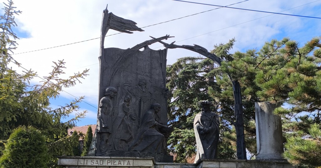 Stoi człowiek u początku drogi. Jeszcze nie wie, że będzie pod górę. Jeszcze nie wie, że to, co wygląda jak kilka zwyczajnych stopni, okaże się progiem, którego nie da się cofnąć.