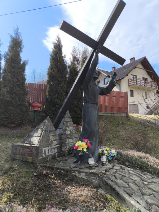 Droga zaczyna się wznosić, choć jeszcze tego nie czuje w nogach. Dopiero co minął miejsce, gdzie inni decydowali za niego, a on mógł tylko patrzeć. Teraz zatrzymuje się przed czymś, czego już nie da się obejść bokiem.