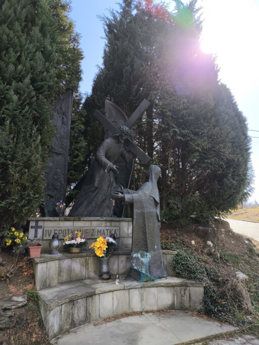 Po upadku idzie się inaczej. Już nie próbuje udowodnić, że da radę. Już wie, że będzie trudno. I że łatwiej nie będzie.