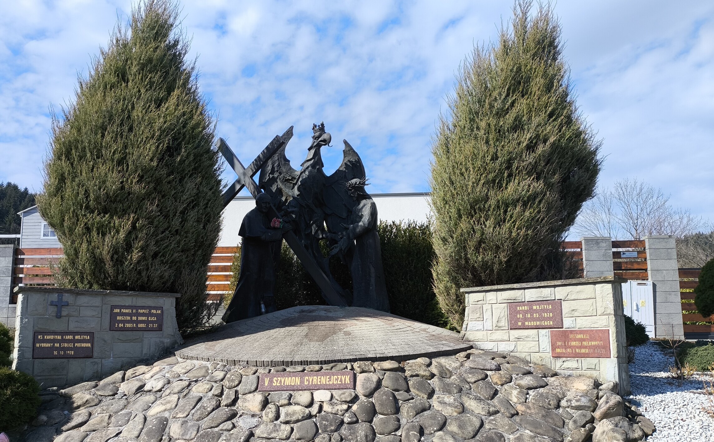 I wtedy pojawia się drugi człowiek. Nie z przodu. Nie z wyboru. Jakby wyciągnięty z boku, z własnych spraw, z własnego dnia, z własnego życia. Postawiony nagle tam, gdzie nie planował być. Jeszcze chwilę temu szedł w inną stronę. Teraz stoi przy krzyżu.