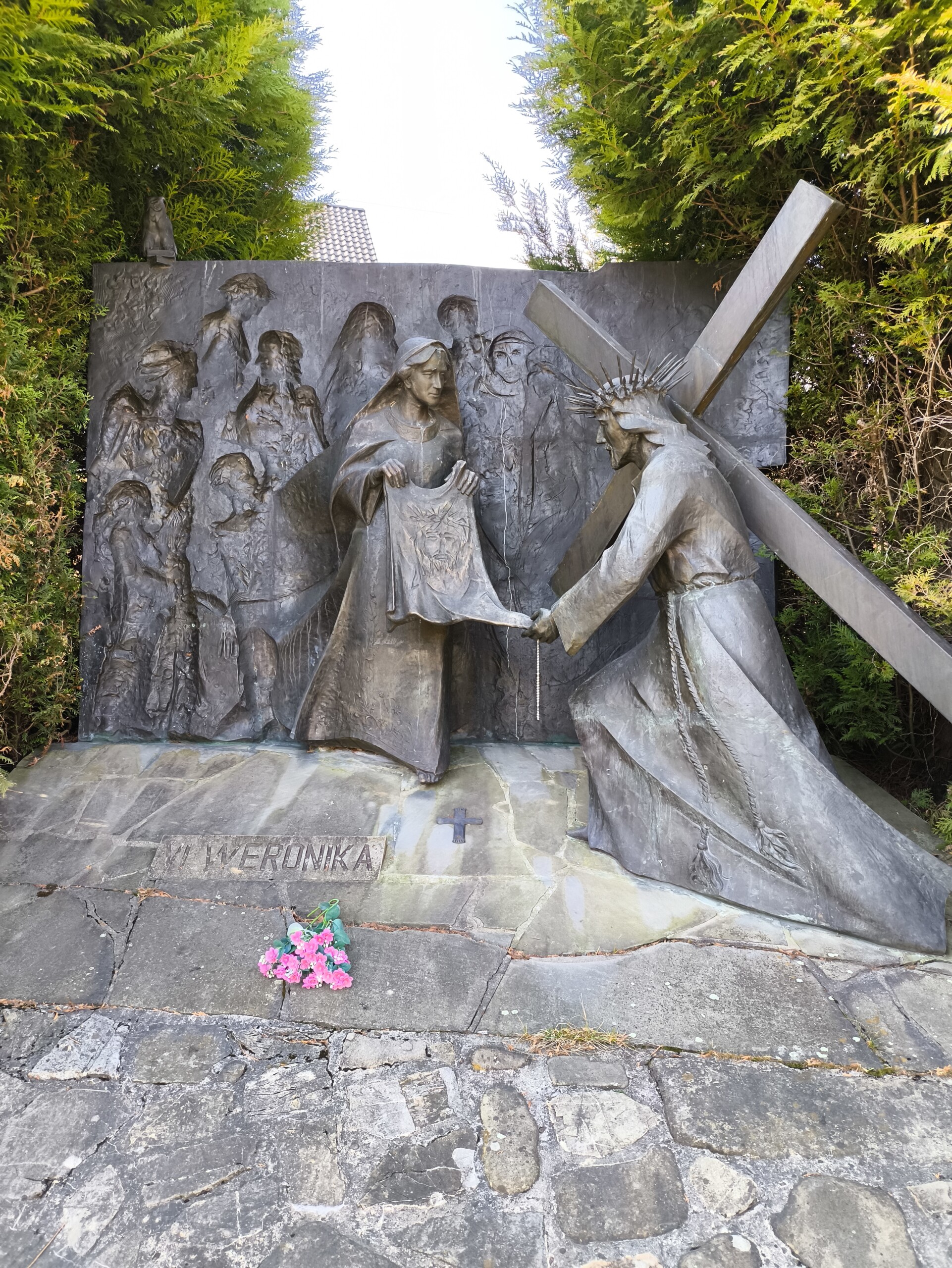 Ktoś wychodzi z tłumu. Nie zatrzymuje drogi. Nie próbuje nic zmieniać. Nie pyta, czy wolno. Po prostu podchodzi