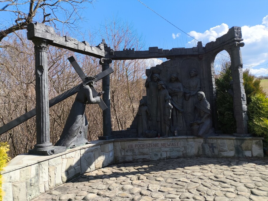 W pewnym momencie docierają do niego głosy. Nie te ostre, które poganiają. Nie te pełne gniewu, które chcą widzieć upadek. To inne głosy - miękkie, drżące, pełne litości.