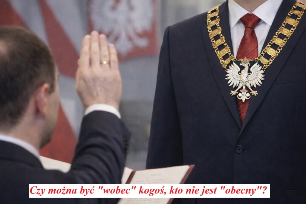 Mężczyzna składa ślubowanie, unosząc rękę, przed Prezydentem RP podczas uroczystości państwowej.